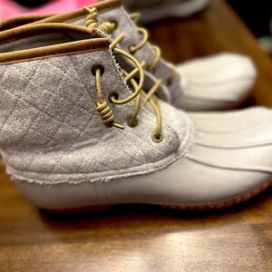 Simply Southern Gray Duck Boots Size 11